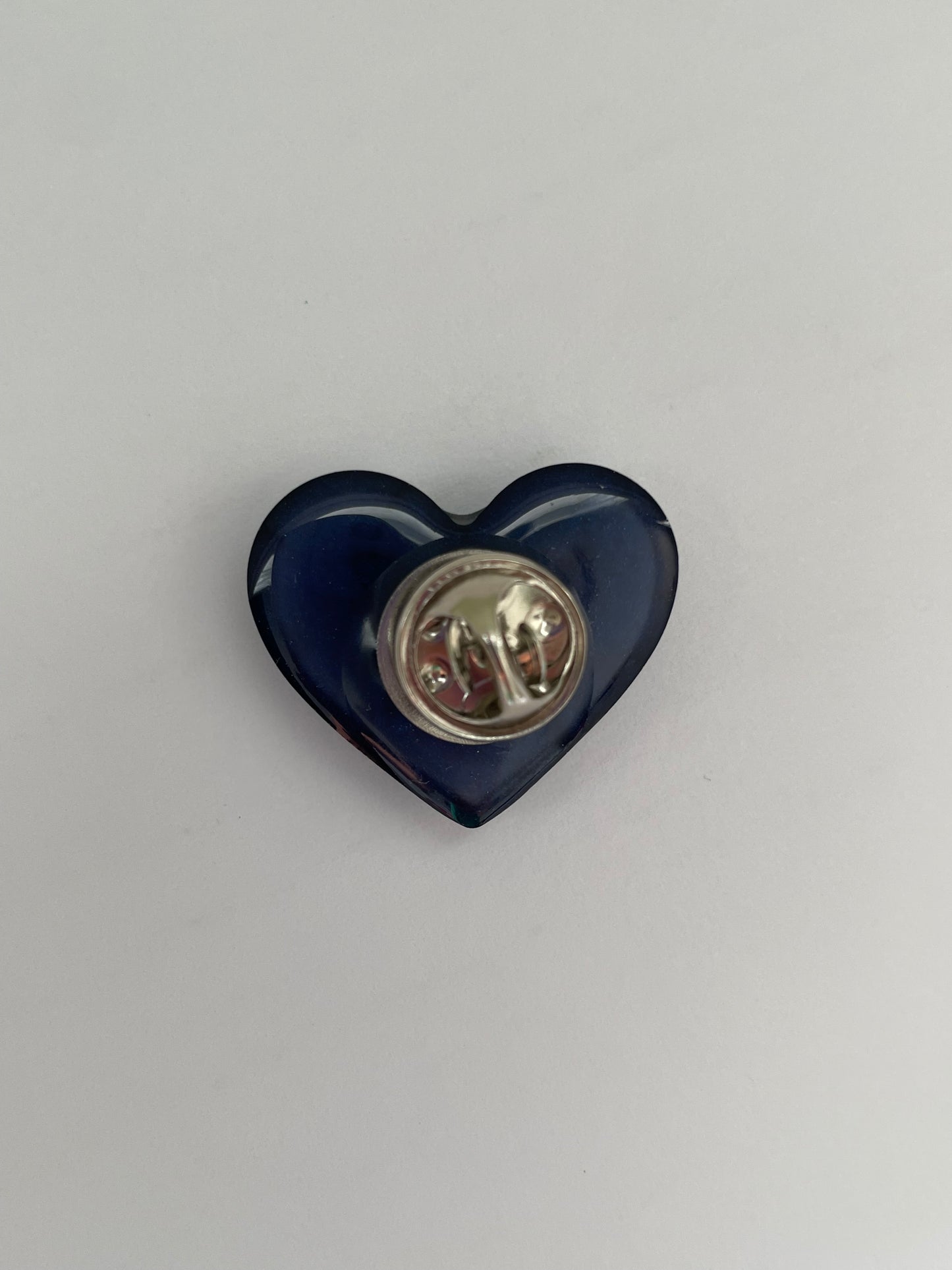 Pin’s cœur bleu marine irisé