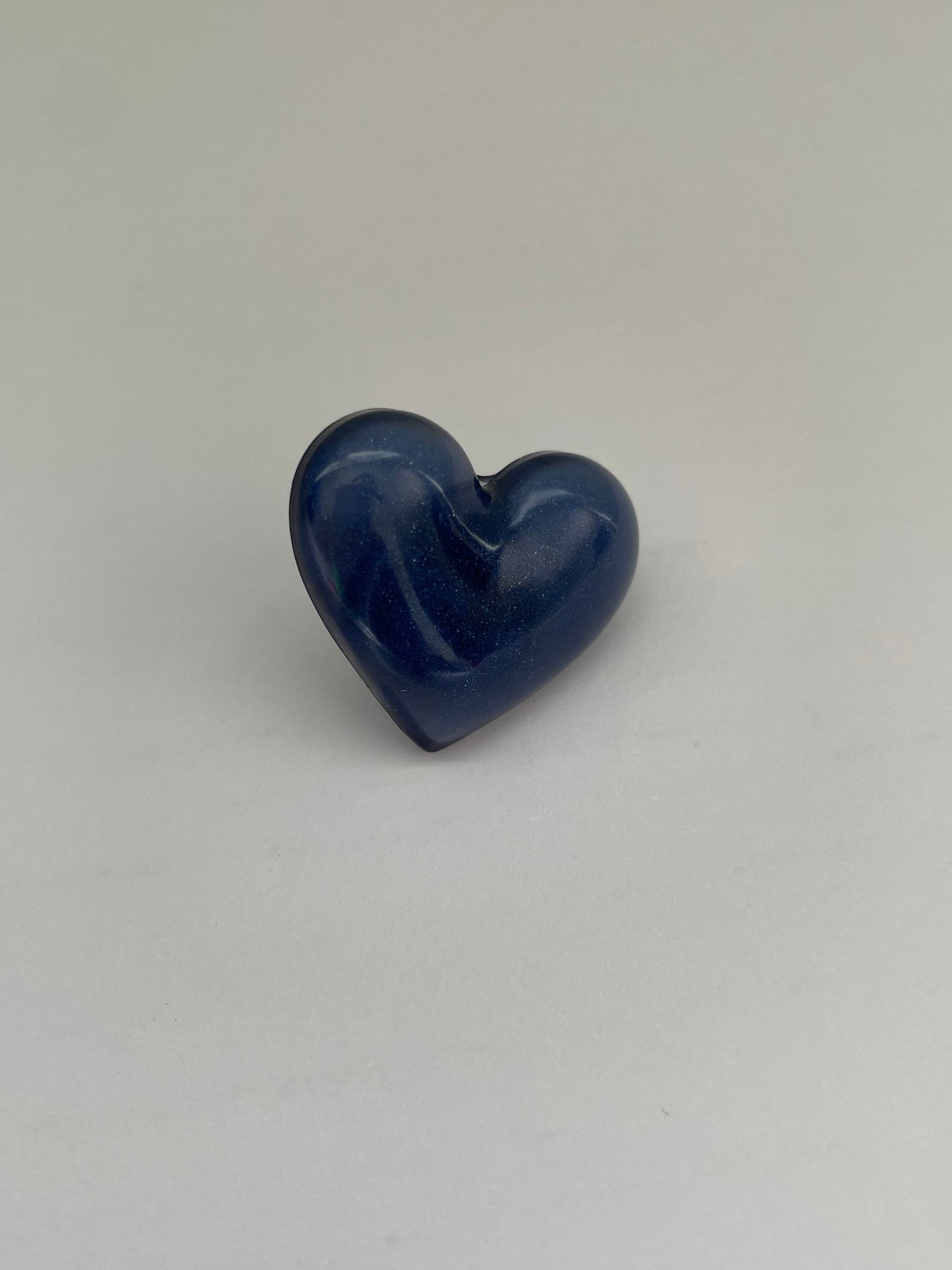 Pin’s cœur bleu marine irisé