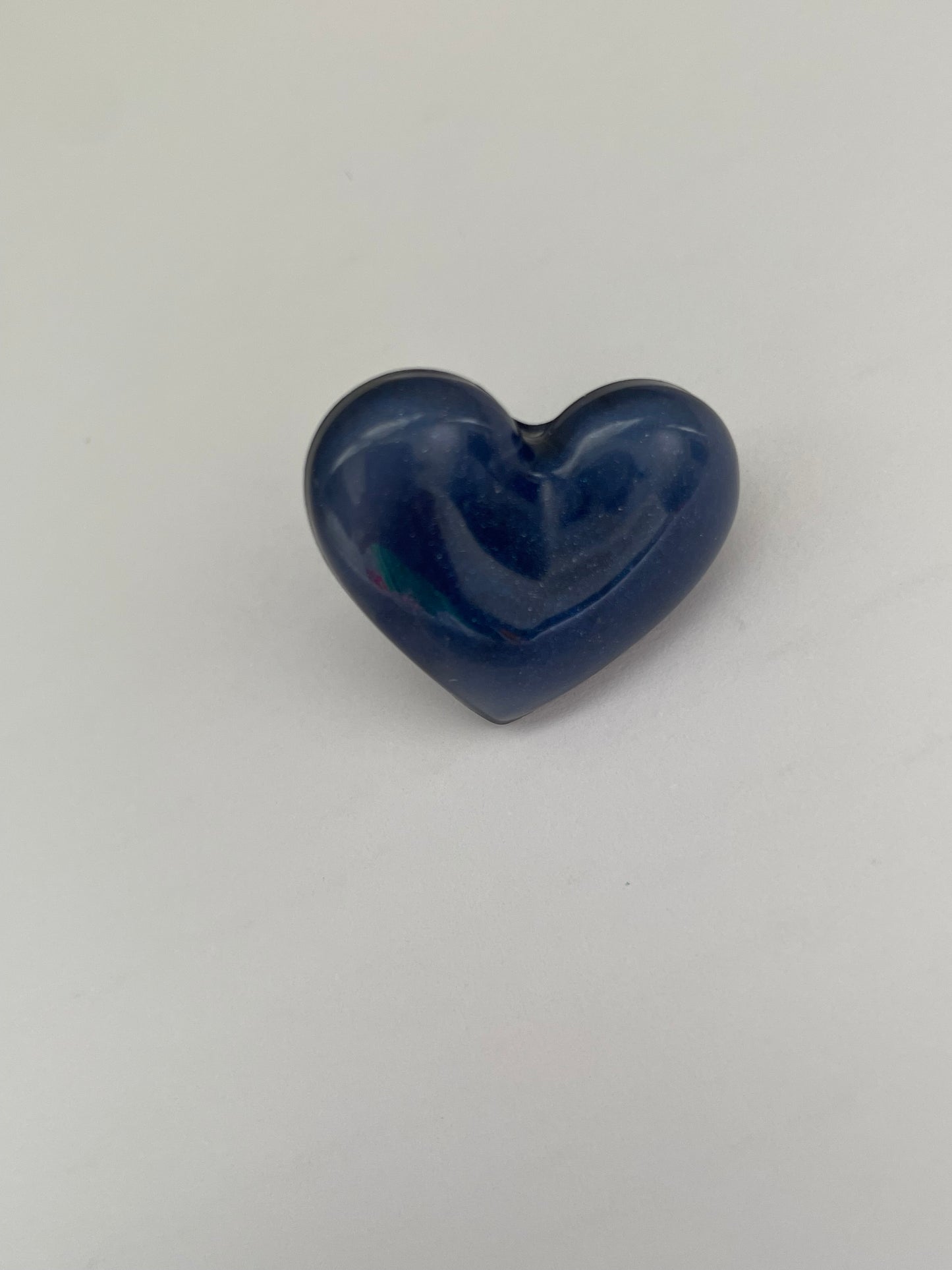 Pin’s cœur bleu marine irisé