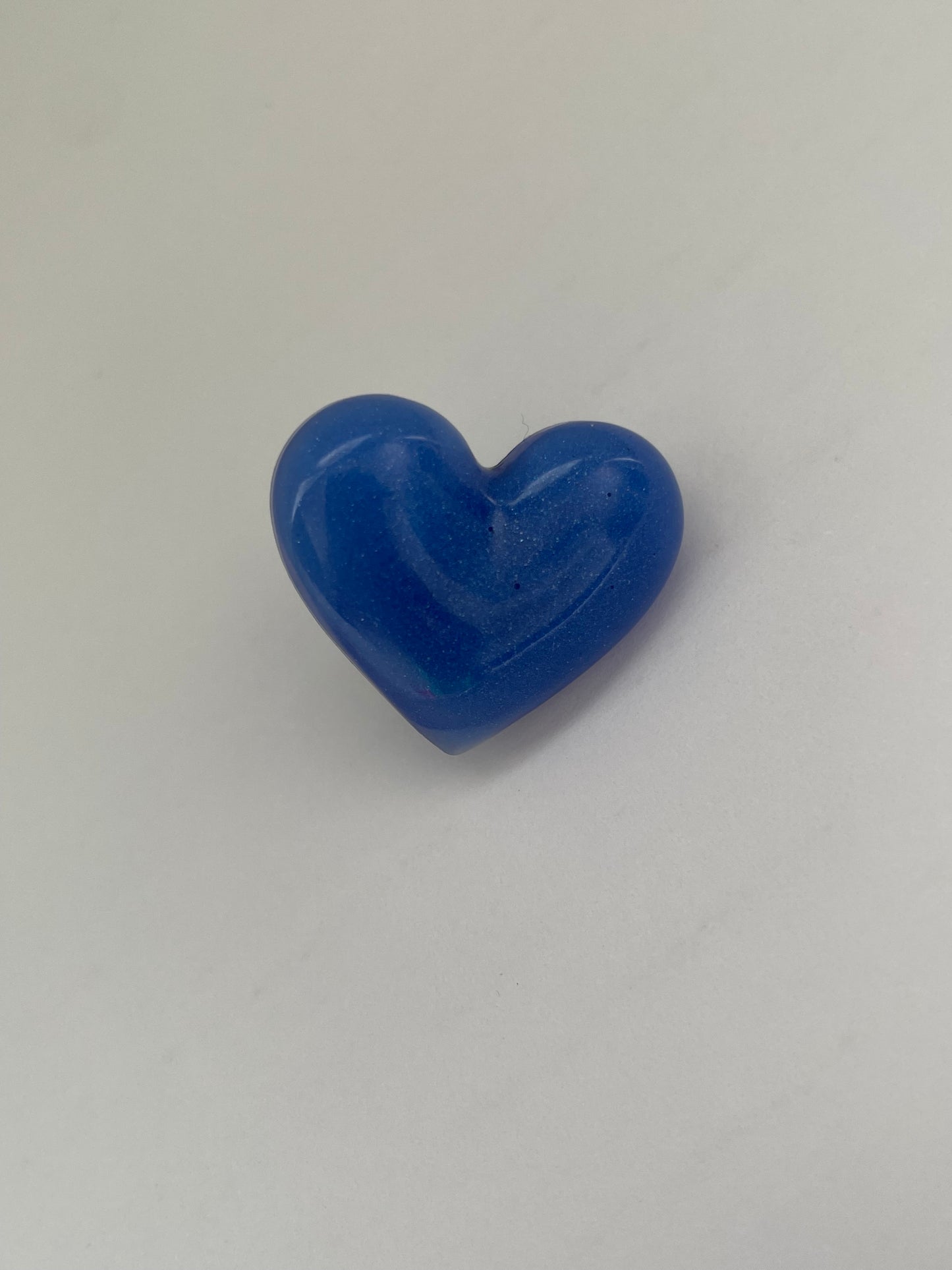 Pin’s cœur bleu clair irisé