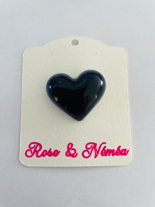 Petite broche cœur noir