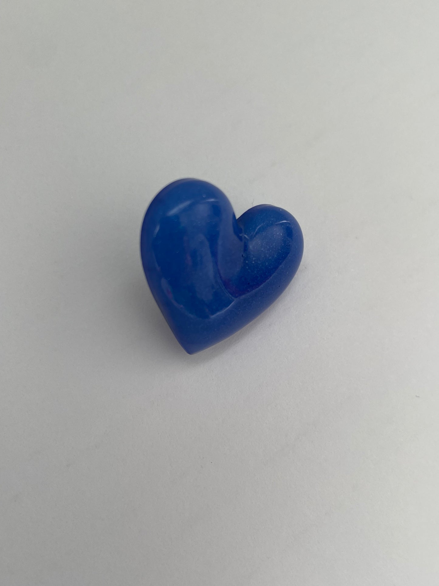 Pin’s cœur bleu clair irisé