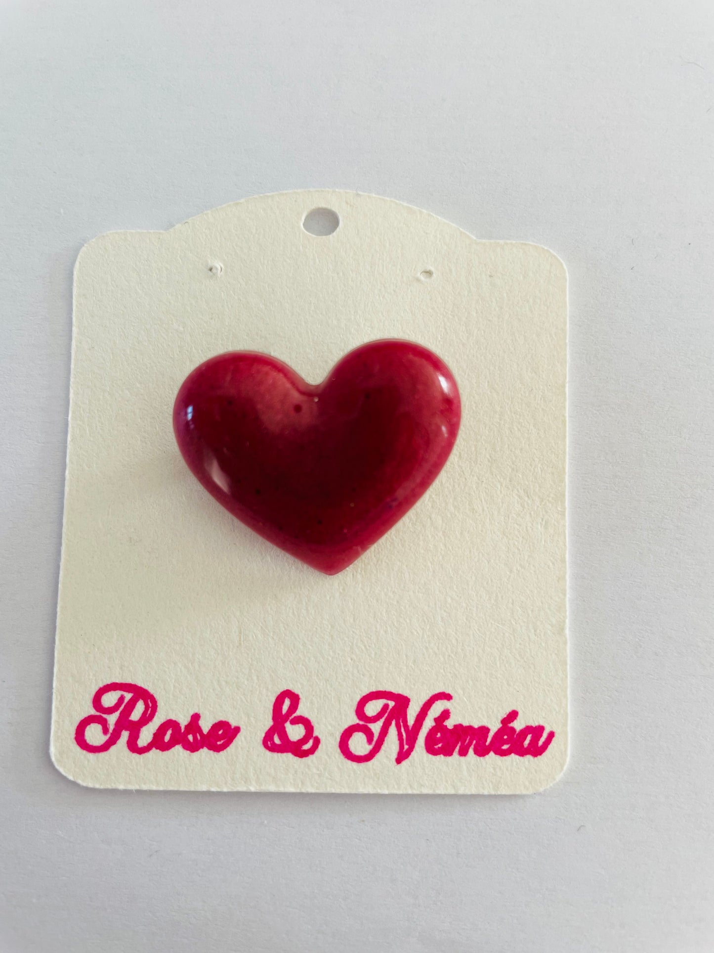 Petite broche cœur rouge bordeau