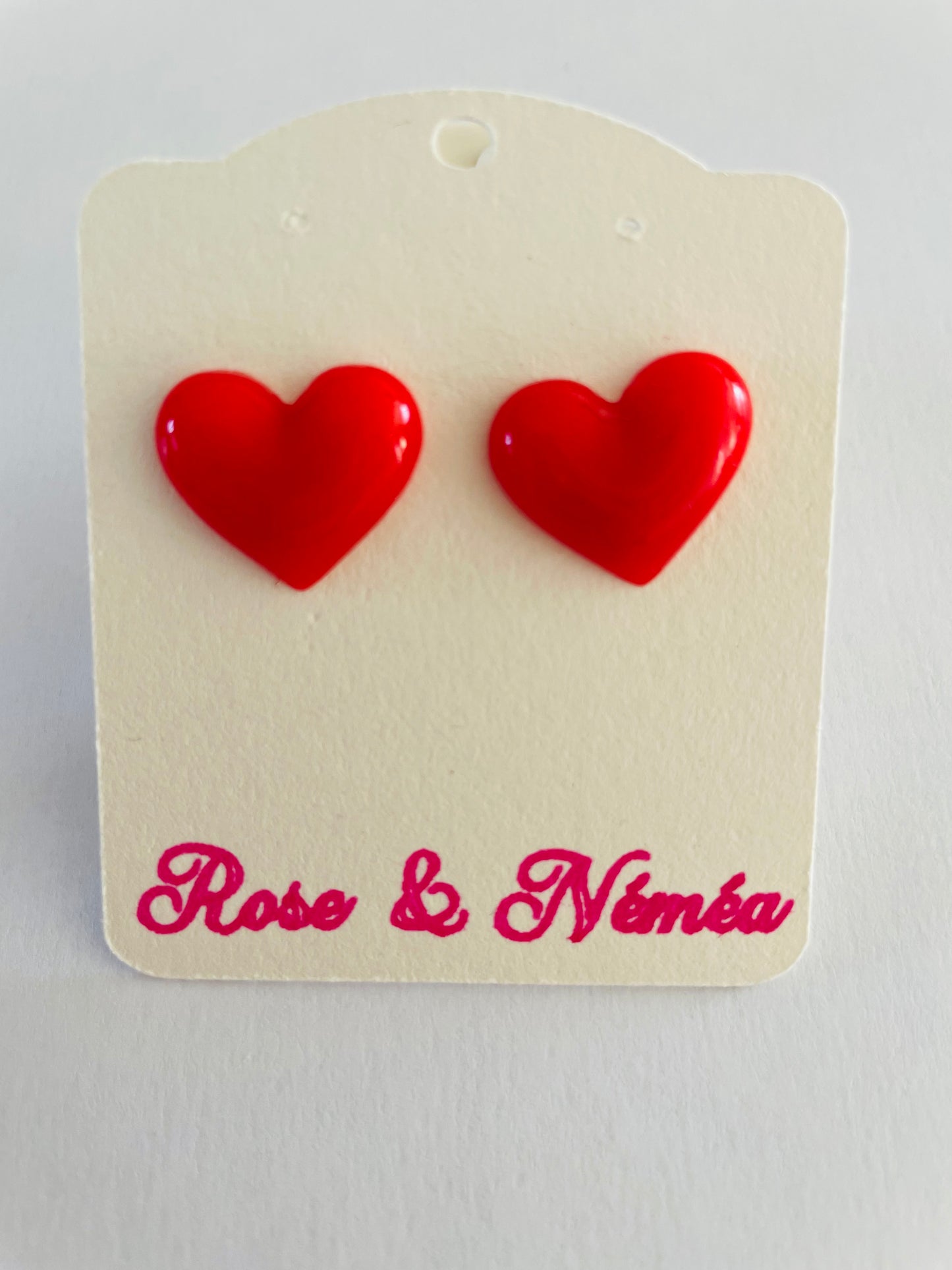 Boucles d’oreilles résine cœurs rouges