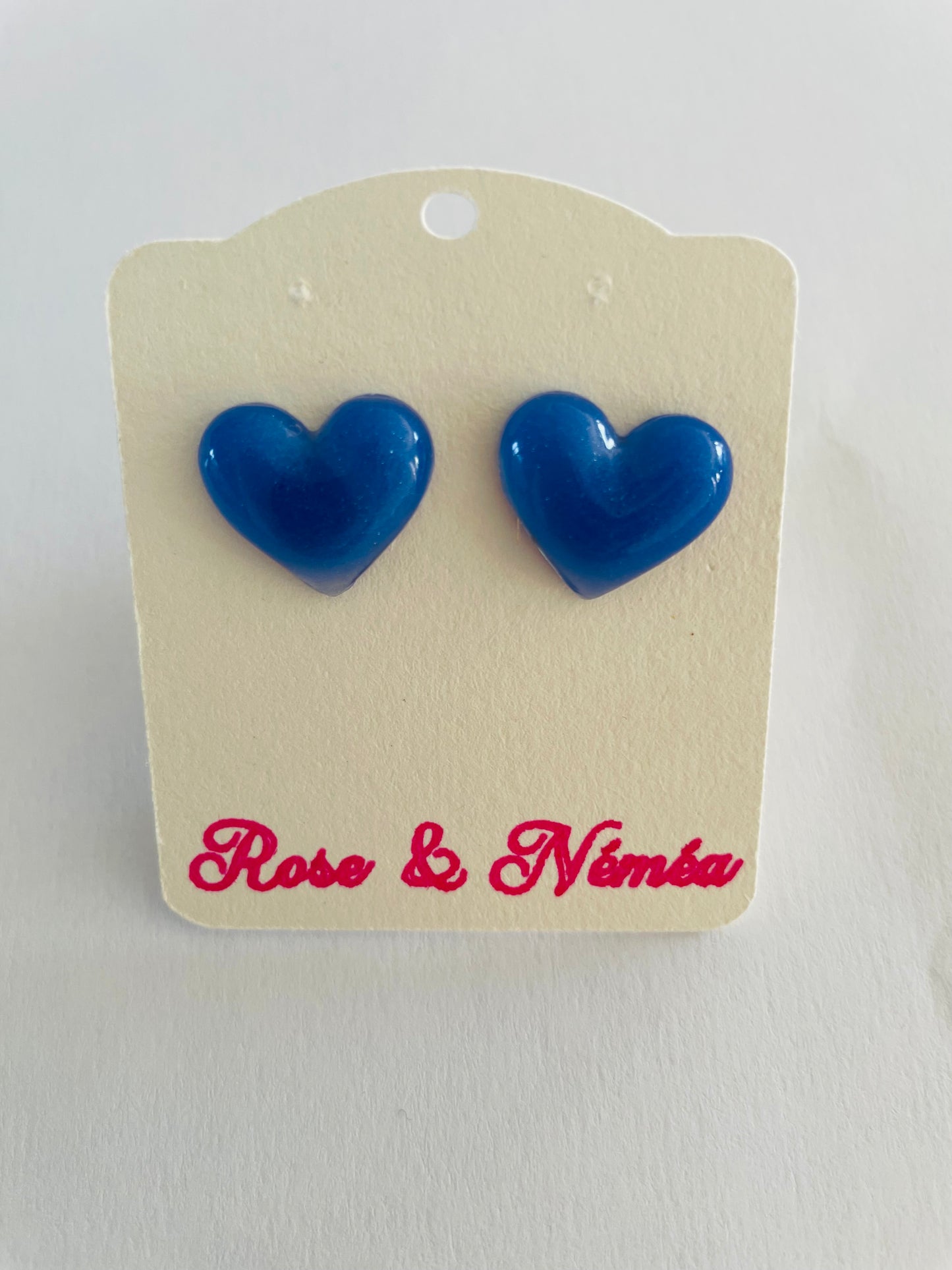 Boucles d’oreilles résine cœurs bleus