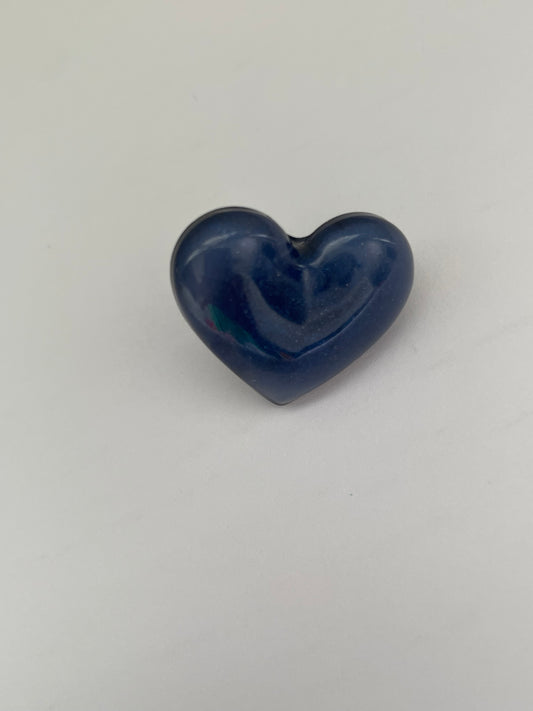 Pin’s cœur bleu marine irisé